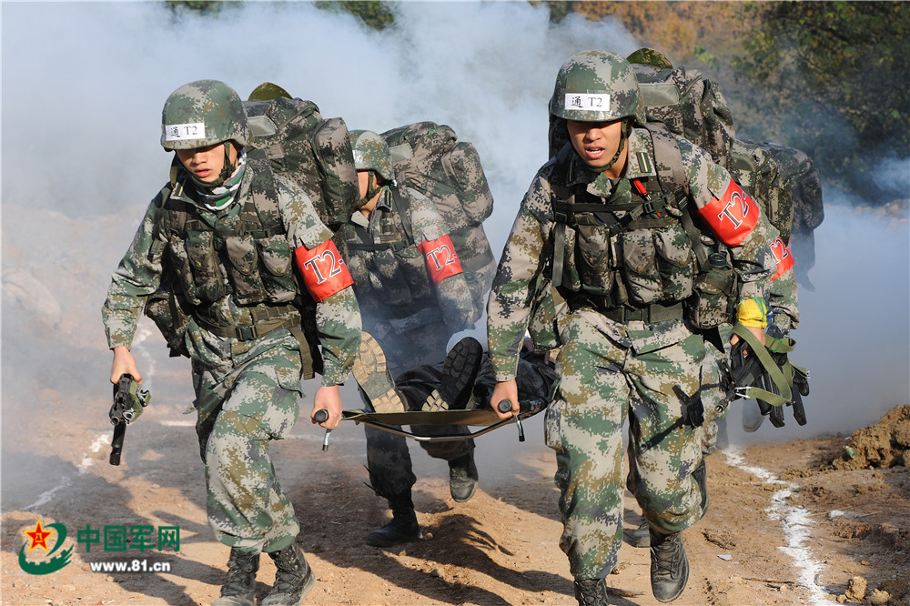 陸軍工程大學通信工程學院參賽二隊在對抗賽戰場急救課目中搬運