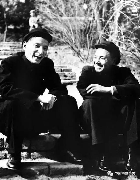 陈云、邓小平畅游颐和园，1952年 侯波 摄
