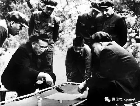 朱德、彭德怀相持不下，邓小平观战不语，1952年 侯波 摄