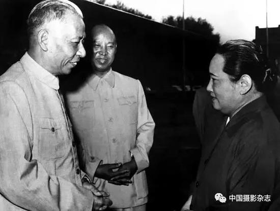 宋庆龄、刘少奇、彭真在一起交谈，1953年 侯波 摄