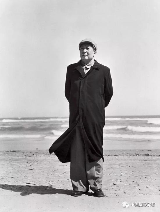 毛泽东在北戴河海滨，1954年 侯波 摄