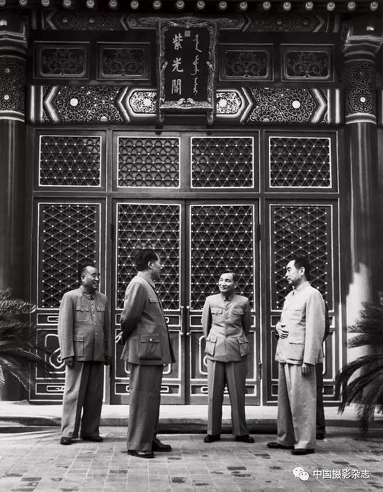 毛泽东、朱德、周恩来、陈云在中南海紫光阁，1954年 侯波 摄