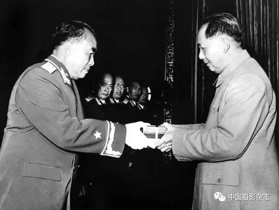 毛泽东向朱德授元帅军衔，1955年 侯波 摄