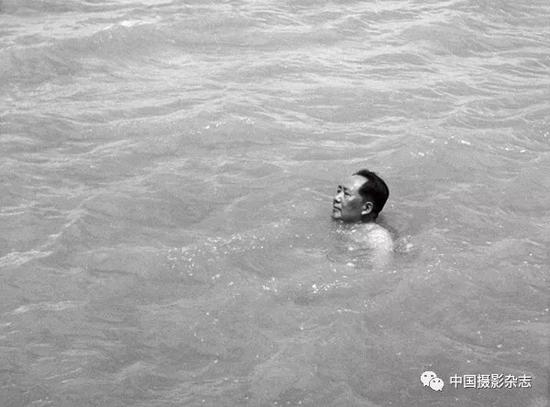 毛泽东畅游长江，1956年 侯波 摄