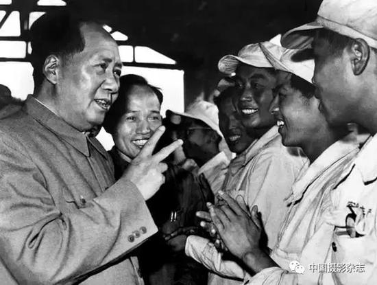 毛泽东在安徽钢厂，1957年 侯波 摄
