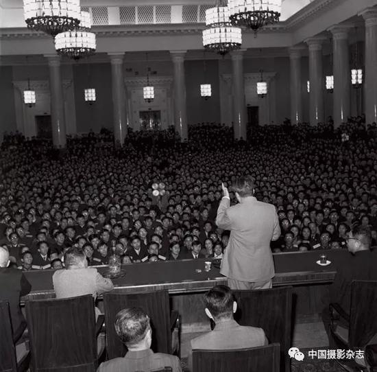 毛泽东在莫斯科大学给中国留学生讲话，1957年 侯波 摄