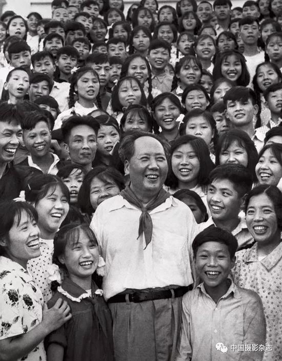 毛泽东和韶山中学的师生们，1959年 侯波 摄