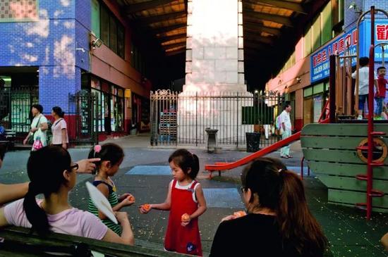 几位年轻的母亲正在唐人街上的一处公共游乐场所与孩子共度下午时光,作为新一代在纽约出生长大的华人,这些孩子又将面临着怎样的文化认同,或许只有时间能给出答案。