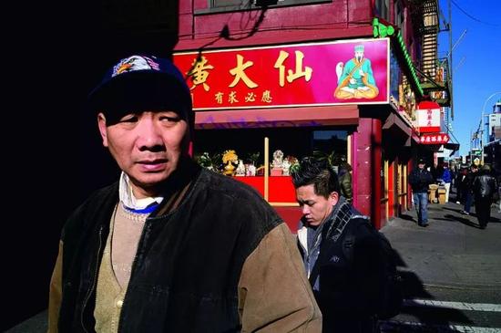 黄大仙是盛行于广东、港澳地区的民间信仰,人们相信有求必应的黄大仙会保佑虔诚的供奉者,一百年来,黄大仙作为一种“文化”也在纽约唐人街上落地生根。