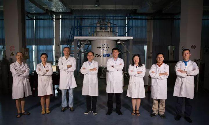 哈佛“八博士”王文超、張欣、張鈉、王俊峰、劉青松、劉靜、林文楚、任濤（從左至右）在中科院合肥物質科學研究院強磁場科學中心。（圖片來源：新華網）