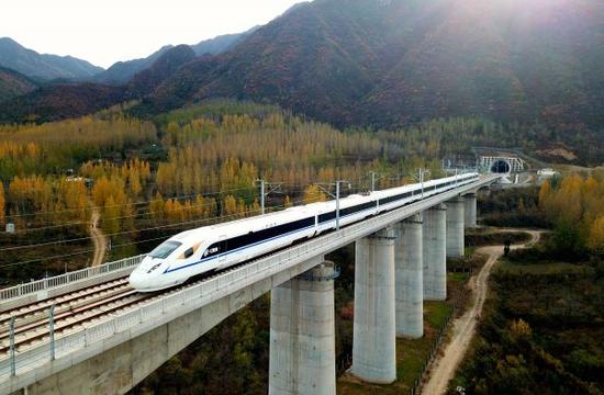 资料图片：11月22日，一列动车组试验列车穿越秦岭。新华社发