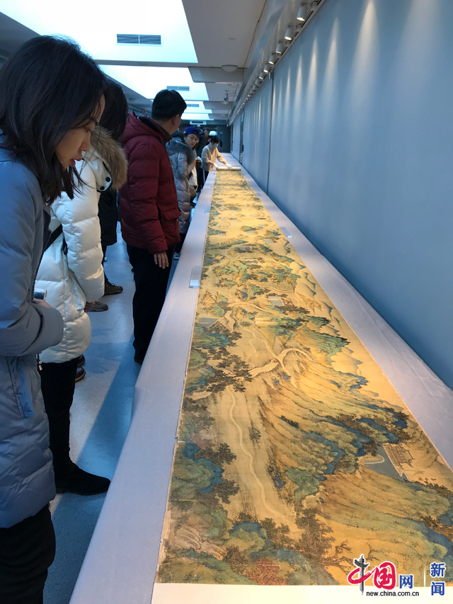 嘉宾在故宫文物医院观看《丝路山水地图》。 摄影 中国网记者 苏向东 