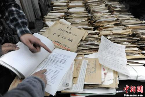 资料图：从事民间对日索赔20余年的童增公开自己的“万封来信”，揭露侵华日军罪行。 中新网记者 张龙云 摄