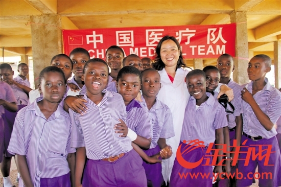 林纯莹与加纳小朋友在一起