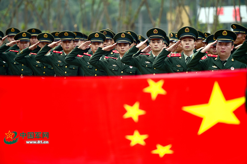 武警广东省边防总队机动支队临退伍老兵向国旗敬礼告别.