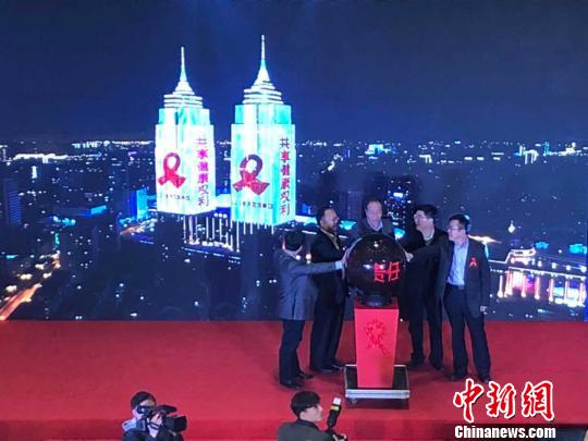 双子塔防艾公益宣传活动30日启动。 芊烨 摄