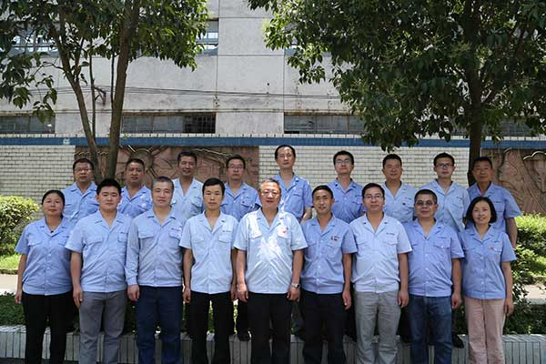 姜涛(前排中)工作室成员合影