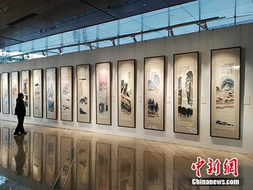 齐白石作品《山水十二条屏》在北京展出。中新网记者 宋宇晟 摄