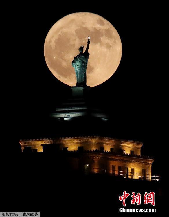 图为美国纽约布法罗升起的“超级月亮”。