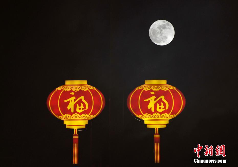 图为在中国福州上空拍摄的“超级月亮”。中新社记者 张斌 摄