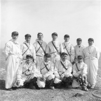 1980年8月，程天明（后排正中）在核试验现场。