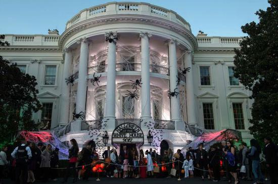 11月27日，在美国华盛顿拍摄的白宫外部圣诞装饰。（新华社）