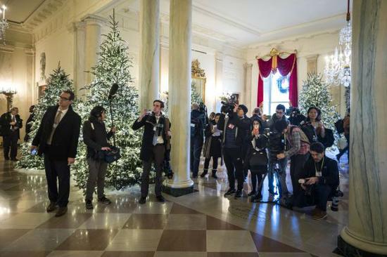 11月27日，在美国华盛顿，媒体记者拍摄白宫圣诞装饰。（新华社）