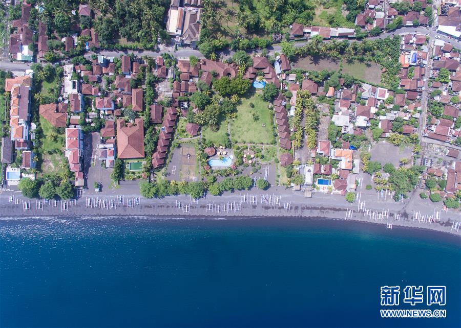 12月5日，在印度尼西亚巴厘岛阿贡火山附近的艾湄地区，游客减少导致大量木船闲置。