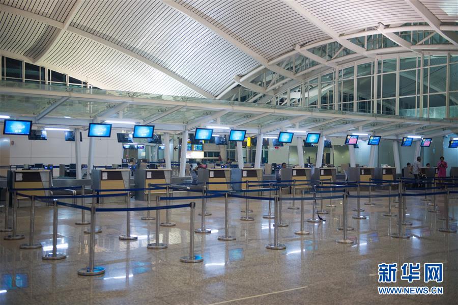 这是12月3日在印度尼西亚巴厘岛伍拉莱国际机场拍摄的空旷的机场大厅。