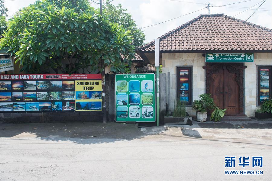12月5日，在印度尼西亚巴厘岛阿贡火山附近的艾湄地区，一家提供旅游服务的店铺歇业。