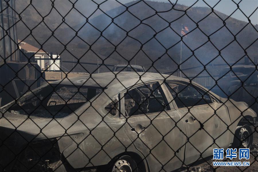 　这是12月5日在美国加利福尼亚州南部的西尔马拍摄的一辆被烧毁的汽车。