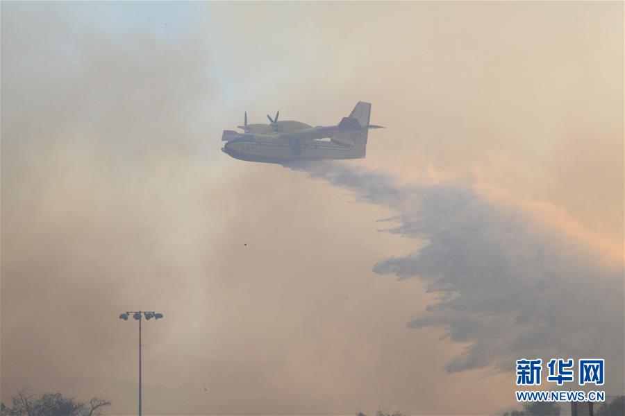 　　12月5日，在美国加利福尼亚州南部文图拉县，飞机在空中进行灭火工作。