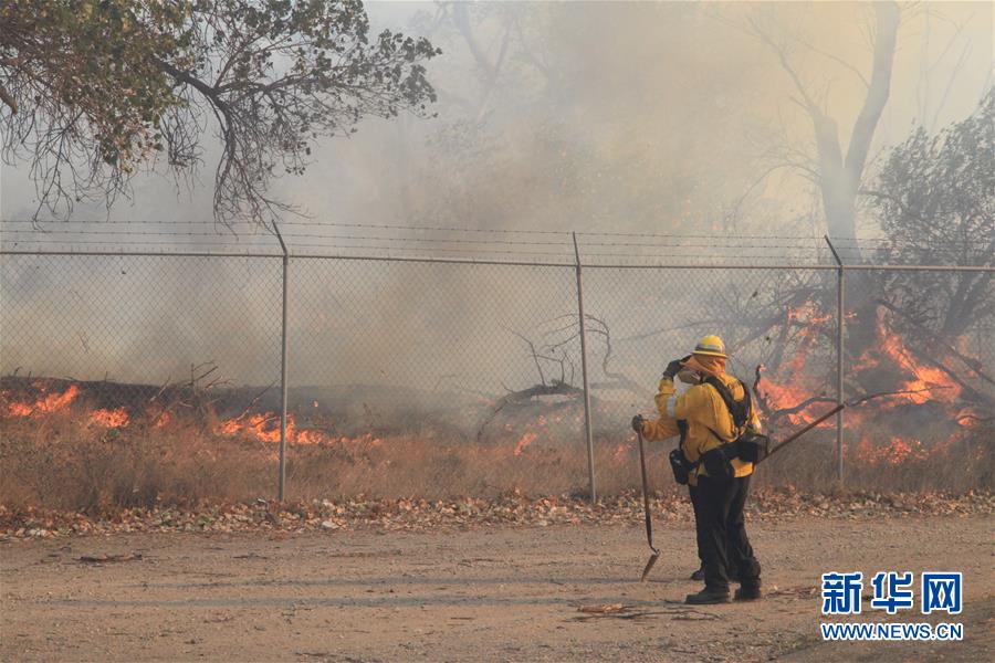 　12月5日，在美国加利福尼亚州南部文图拉县，消防员在火灾现场工作。