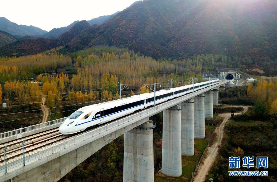 西成高铁全线通车 穿越秦巴山连通“西三角” 