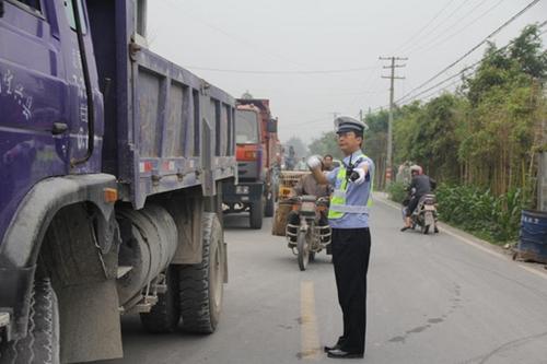 四川达州一名交警因病去世出租车司机自发送别