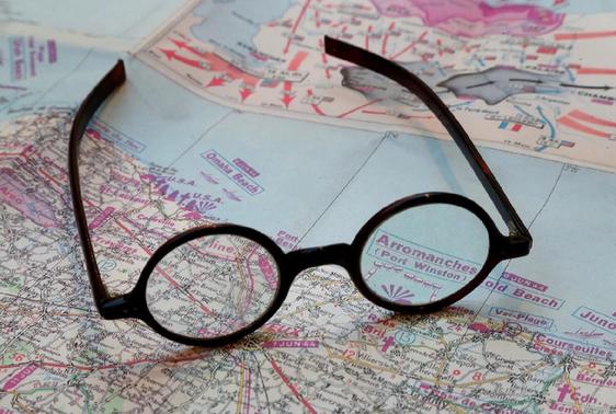 英国前首相丘吉尔的眼镜在英拍出6000英镑高价