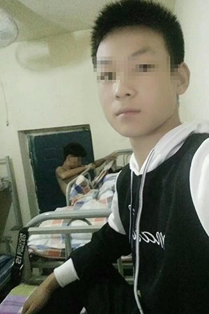 湖南電子科技職業學院一15歲男生姚旭超,在宿舍內遭5名相鄰宿舍學生