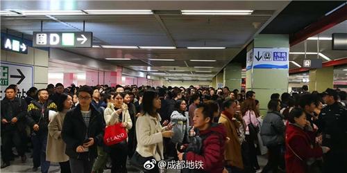 成都地铁7号线开通首个早高峰火车南站“挤爆了”