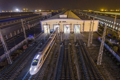 12月6日，西成高铁西安首发的D4251次列车从西安动车段驶出。