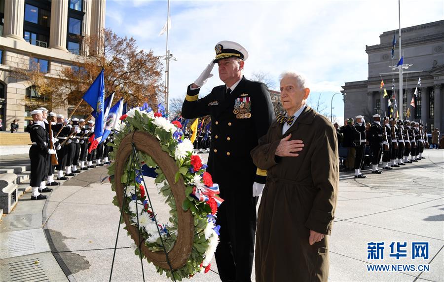 12月7日，在美国华盛顿的海军纪念广场，罗伯特·考夫曼（右）参加珍珠港事件76周年纪念仪式。