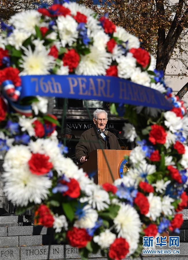 12月7日，在美国华盛顿的海军纪念广场，罗伯特·考夫曼参加珍珠港事件76周年纪念仪式。