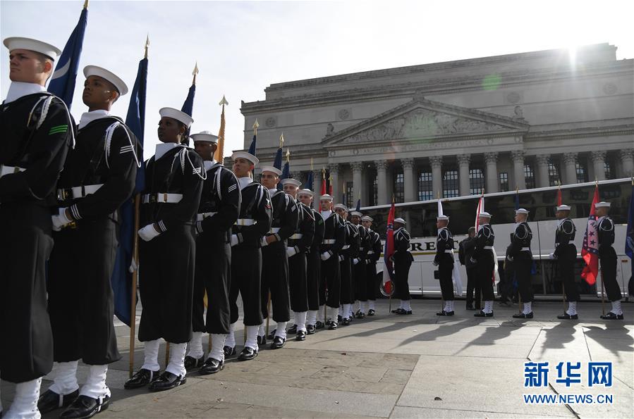 12月7日，在美国华盛顿的海军纪念广场，美国海军仪仗队士兵参加珍珠港事件76周年纪念仪式。