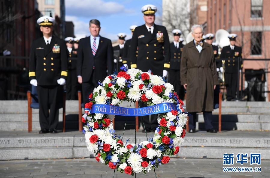 12月7日，在美国华盛顿的海军纪念广场，人们参加珍珠港事件76周年纪念仪式。