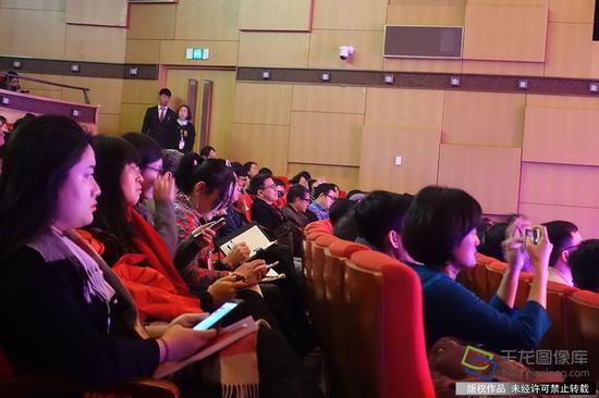 12月7日下午，北京市新闻出版广电局局长杨烁在活动现场正式发布了《2016-2017年度北京市全民阅读综合评估报告》。图为活动现场前来听取报告的观众。千龙网记者 孙梦圆摄