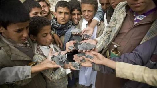图为战火中的也门儿童