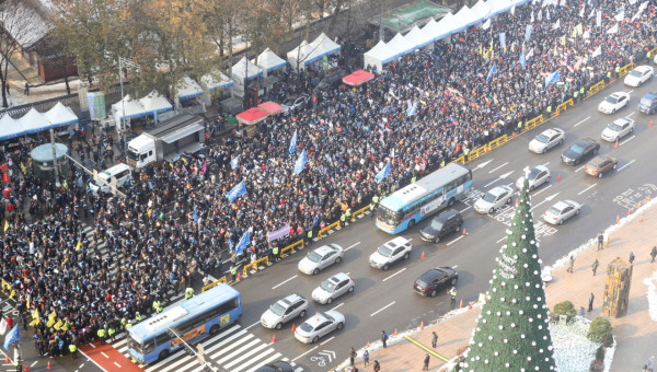 周日（10日）下午，3万多名医生在首尔集会反对“文在寅医改”
