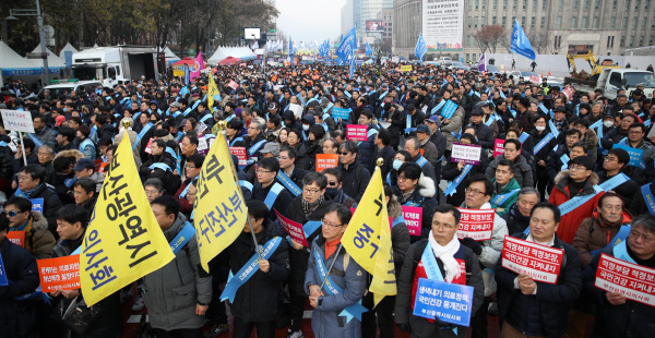 周日（10日）下午，3万多名医生在首尔集会反对“文在寅医改”