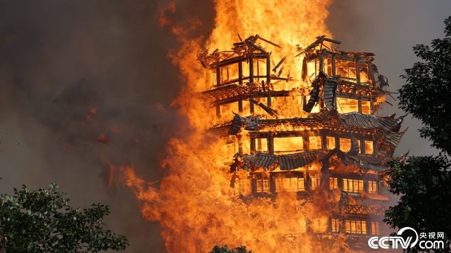 四川德阳:亚洲第一高木塔被烧毁