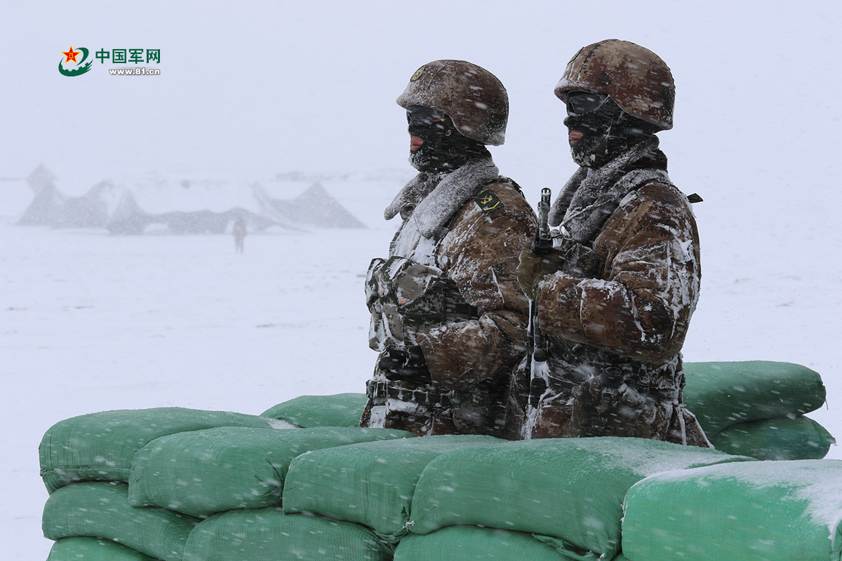 边防官兵在海拔4700米的风雪中守卫国门边关_军事_中国网