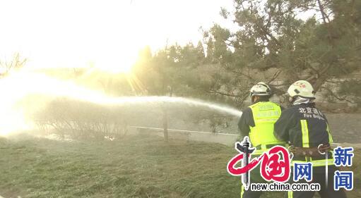 风干物燥可燃物“爱上火” 北京消防洒水增湿降危险